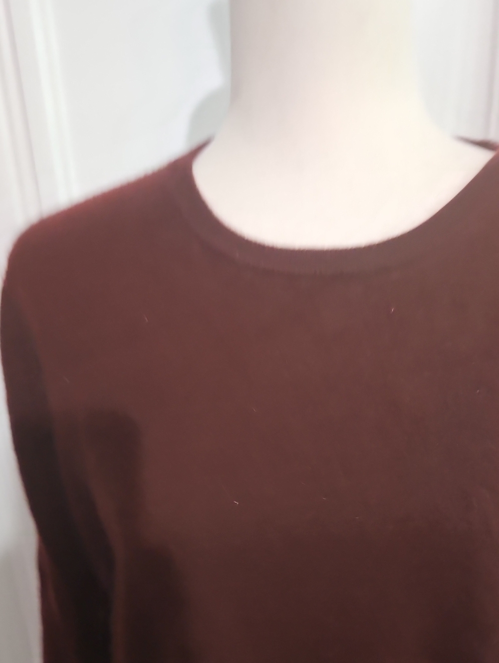 Classic Cashmere Crewneck Women’s Top in Brownish Burgundy
